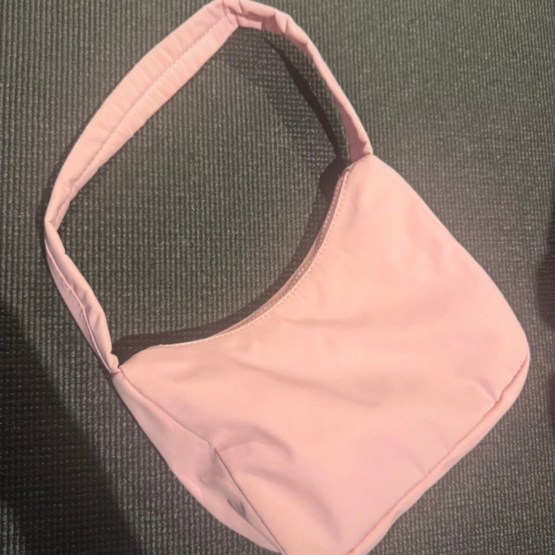 Rosa axelväska från Gina Tricot