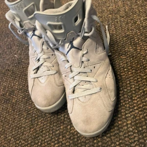 Grå Nike Air Jordans 6 - Snygga grå Nike Air Jordans i mocka med klassisk snörning och hög ankel. Perfekta för dig som älskar stil och komfort i ett.