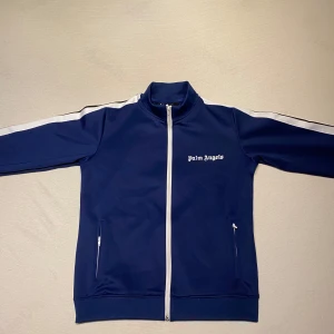 Palm angels tröja - Palm angels tröja i nyskick, säljer då den inte passar mig. 