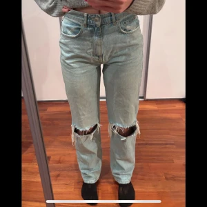 Ljusa jeans med slitningar - Snygga ljusa jeans med slitningar på knäna. Perfekta för en avslappnad stil. De har en klassisk femficksdesign och en bekväm passform.