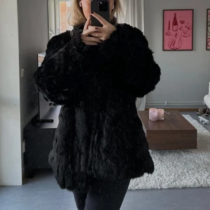 Svart pälsjacka - Säljer en svart pälsjacka med långärmad design. Jackan har en oversized passform och är perfekt för kyligare säsonger. Jackan är köpt secondhand, sparsamt använd⭐️