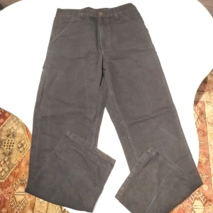 CARHARTT WIP SINGLE KNEE PANT Svarta cargos jeans - Storlek är 28x32, köptes ny några år sedan, har inte använts mycket, nytt pris är ungefär 1000kr på den här modellen, om du inte visste är CARHARTT ett väldigt känt och bra kvalitet märke.