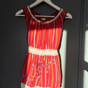 Odd Molly blus  - Super fin röd randig blus från Odd Molly med blommigt broderi och spetsdetaljer.🌸Med en söt roset bak vid ryggen för bättre passform.🎀 Själv aldrig använd då den inte passa. Skulle säga i storlek (M) eller lägre, beroende på hur man vill att den ska sitta.  100% Bomull.🤗