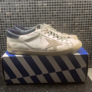 Golden Goose Superstars - Snygga vita sneakers från Golden Goose. Dustbag inklusive låda tillkommer. Har e-kvitto om det behövs. Skicket är gammal därför priset. Storlek 45! Frågor mm, fler bilder finns också. Nypris 5899/// mitt pris 1729