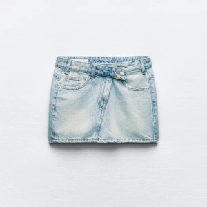 Ljusblå jeanskjol  - Trendig ljusblå jeanskjol från Zara som nu är slutsåld i storlek XS! prislapp kvar och helt oanvänd då den inte passade💖