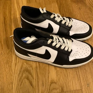 Svartvita sneakers från Nike - Snygga svartvita sneakers från Nike med klassisk design. Skorna har snörning och en bekväm passform, perfekt för vardagsbruk. Paket hämtas från västra frölunda man vi kan hitta ett sätt om ni inte bår i gbg