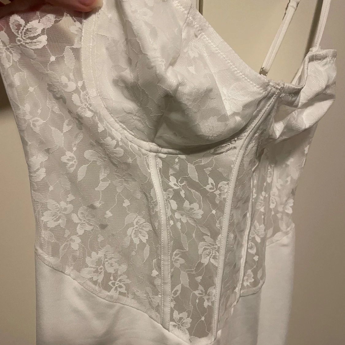 Vit klänning med spetsdetaljer - 90