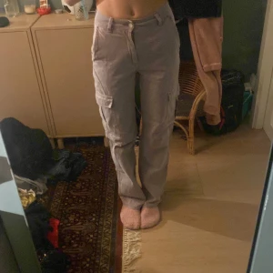 Ljus lila jeans från pull and bear. - Dom är väldigt använda, men fortfarande väldigt fint skick. Dem är high waist och inte stretchiga. 