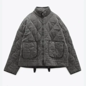Grå quiltad Zara jacka - Slutsåld Zara jacka. Inga tecken på användning, nypris 859 kr❣️storlek L men sitter som en M, passar mig som har s/m.