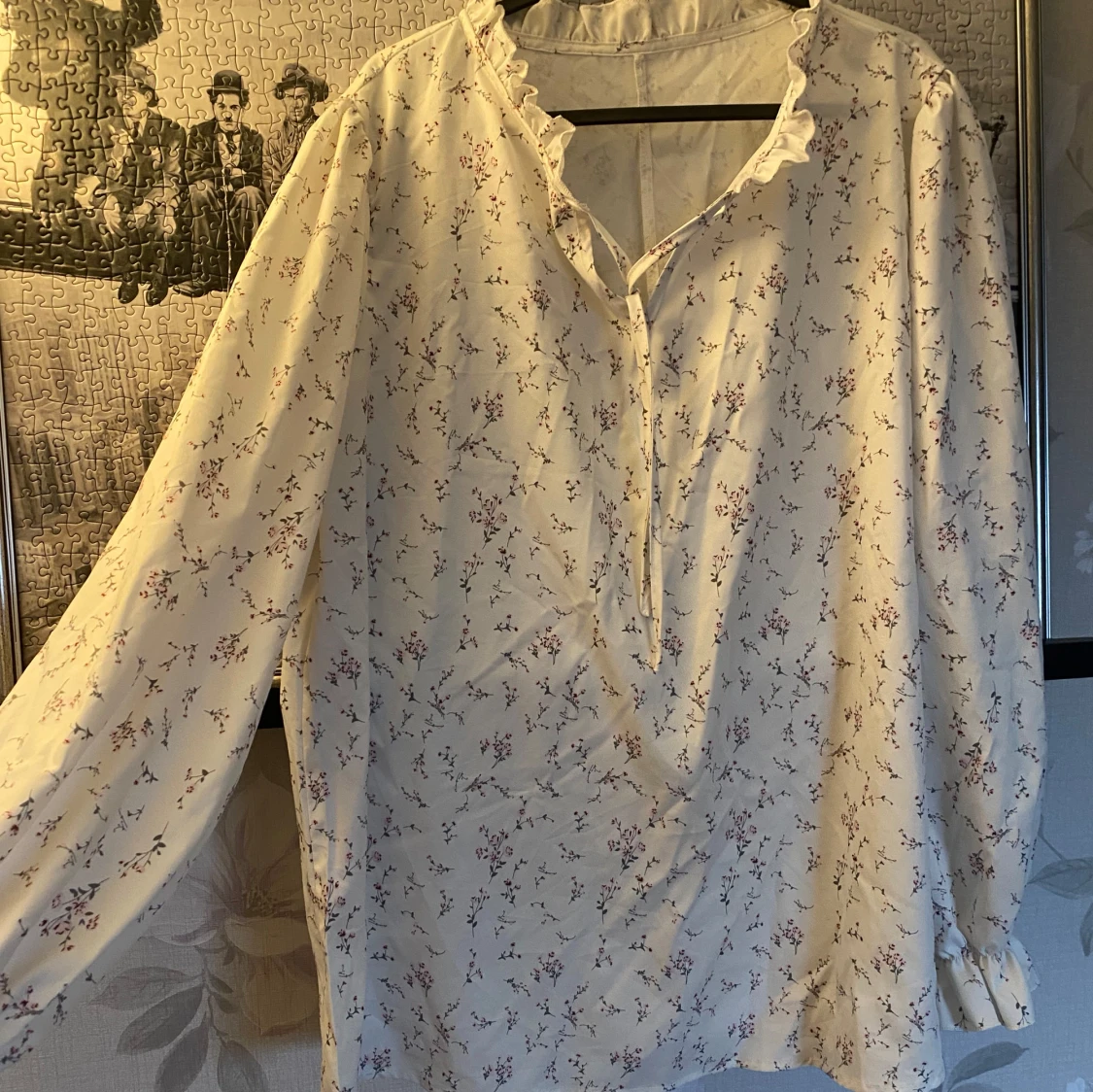 Vit blus med blommor