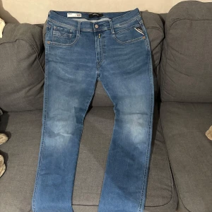 Replay jeans - Ett par snygga Replay anbass hyperflex i storleken W32 L32. Jeansen är endast använda 2 gånger så skicket är som nytt.