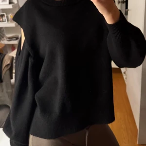 Svart tröja med cut-out detaljer - Stickad tröja från Zara med ”hål” vid armarna, säljes inte längre. Storlek S. Jättebra skick