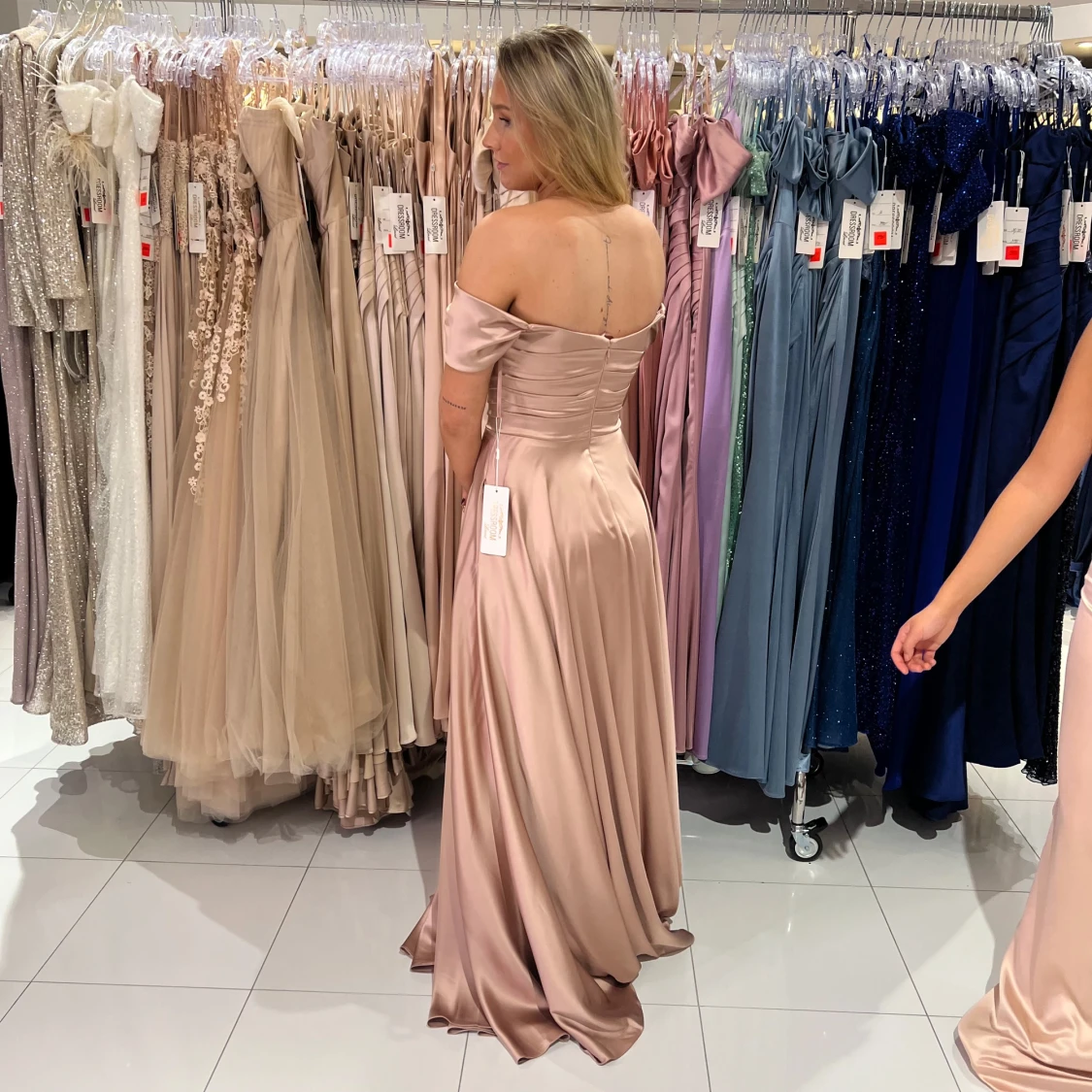 Champagnefärgad långklänning - 1