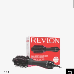 Revlon värmeborste - Använd Max 5 gånger! Köpt för 729kr på zalando och säjs pågrund av att den ej kommer till användning, Revlon One-Step Volumiser är en hårfön och volymborste i ett. Kom gärna med bud!