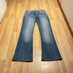Lågmidjade bootcut jeans  - (19) Såååå snygga Lågmidjade bootcut jeans, midjemått rakt över: 36 cm, innerbenslängd: 81 cm. Står storlek 38 men skulle säga 36 eller 27/32, stretchiga!💓
