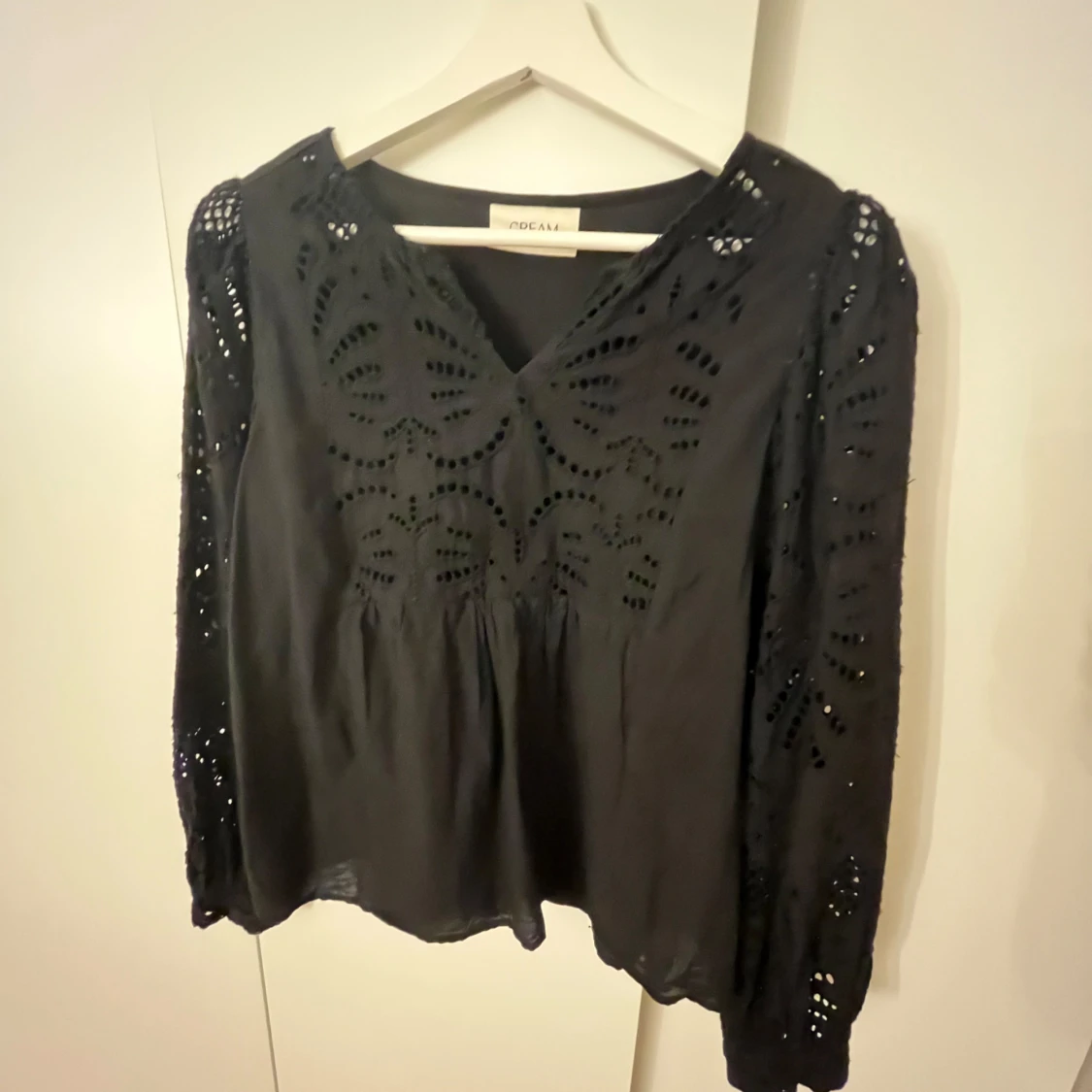 Svart blus med broderier - 91