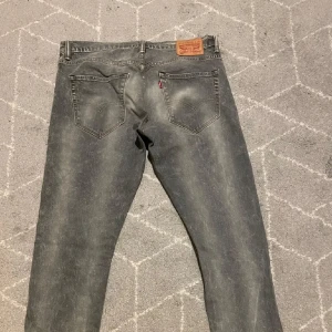 Levis 520 jeans - Säljer ett par grå Levis jeans i bra skick. Passformen är slim och de har en snygg stentvättad look. Perfekta för all tillfällen och bekväma ✅ Hör av er vid andra frågor 🙏