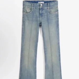 Bershka jeans  - Snygga blå lågmidjade jeansbyxor med raka ben och klassisk femficksdesign. 