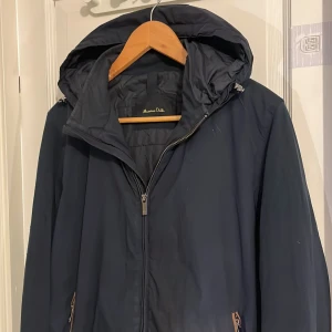 Massimo dutti cardigan  - Säljer denna sjukt snygga jacka från Massimo dutti. Dessa är extremt snygga och eftertraktade. Den har två minimala skador på armen annars är den okej skick storlek L men passar M