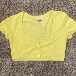 Gul kortärmad kofta från MNG Basics - Säljer en söt gul kortärmad kofta från MNG Basics i bra skick!