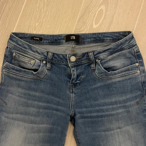 Lågmidjade valerie jeans från LTB - Supersnygga jeans från ltb i modellen valerie. De är lågmidjade och bootcut. Har använts ca 5 ggr och därför i väldigt bra skick (inget tecken på användning). Säljer då de är lite långa på mig, storleken är 28/32. 
