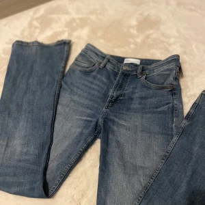 Blå jeans från Zara - Snygga blå jeans från Zara. Bootcut. Midje mått 35cm, innerbenslängd 82cm. 