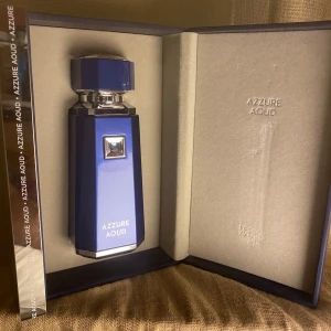 Azzure Aoud Parfym - Säljer en helt ny Azzure Oud från French Avenue! Det här är en parfym som verkligen sticker ut – stark, lyxig och med riktigt bra hållbarhet. Den projicerar så bra att du märks på håll, och doften sitter kvar hela dagen utan problem.  Jag köpte den för 650 kr, men säljer den för bara 500 kr, vilket är ett riktigt bra pris (kolla själv på nätet om du vill). Perfekt för dig som vill ha en kraftfull och långvarig doft som känns exklusiv.  Hör av dig snabbt – den här lär försvinna snabbt!