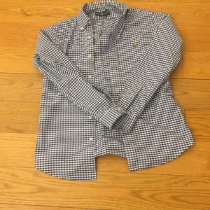 Ralph Lauren skjorta - Stilig Ralph Lauren skjorta i storlek S (Skulle säga att den passa någon som är mellan 180-185 och mellan 60-80kg). 9/10 skick inga skavanker eller tecken på användning✅ Vid frågor är det bara att skriva😊 mvh LÉ