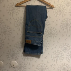 Blå jeansbyxor w31 - Snygga blå jeansbyxor med klassisk design. Perfekta för en avslappnad stil. De har en rak passform och är tillverkade i slitstarkt denim.