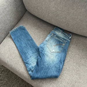 Dondup Jeans - Säljer ett par jeans med snygga slitningar från italienska Dondup. W29. Hör gärna av er vid frågor & funderingar!
