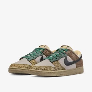 Nike Dunk Low Golden Moss - Unika Nike Dunk sneakers med djurinspirerat mönster i beige, brunt och grönt. Skorna har en svart swoosh och grön snörning, vilket ger en cool kontrast. Perfekta för dig som vill sticka ut med en djärv stil.