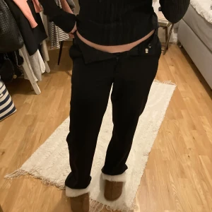 Kostymbyxor 💓 - Snygga, svarta kostymbyxor från Madlady. Varsamt använda! 🥰Storlek 34 med ”regular” längd, pris kan diskuteras!