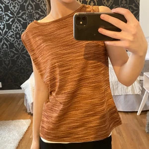 Brun/organge ärmlös topp - Brun/orange ärmlös topp med en lätt glittrig finish🧡Oversized fit! 