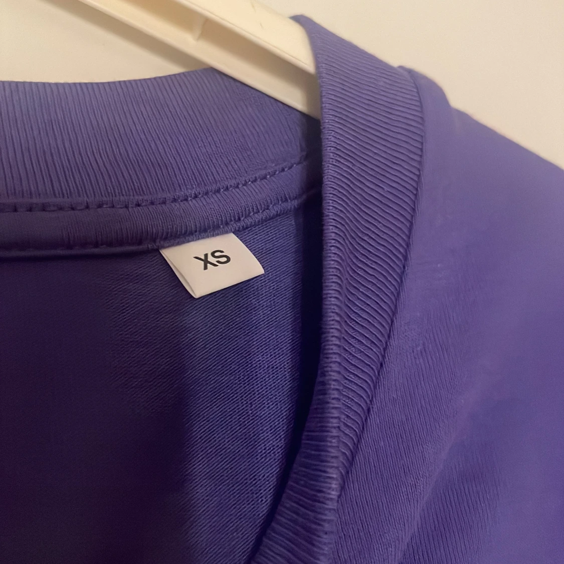 Lila t-shirt med tryck - 91