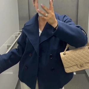 Mörkblå kappa - Snygg mörkblå kappa från design by si. (Ginalli coat). Skriv för egna bilder💞