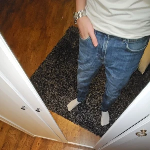 Blå jeans från Lee - Snygga blå jeans från Lee med klassisk femficksdesign och en bekväm passform. Perfekta för en avslappnad stil. Märkeslogga på bakfickan. Skriv om fler bilder eller frågor 