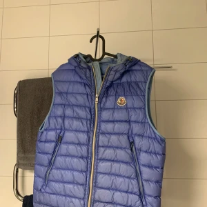Moncler väst - Strl 2 passar M, en del skador men i fullt användbart skick. Bra pris för den som inge vill betala 8000kr för en ny;)