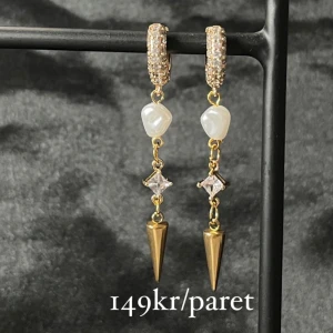 Örhängen guld - Säljer dessa örhängen i guld! De är i materialet ädelmetall samt koppar. Säljes för 149kr/paret😍