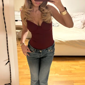 Vinröd body - Jättesnygg och trendig vinröd korsettbody med vringning och justerbara band!! Framhäver verkligen kroppen så snyggt😍😍😍Aldrig använt