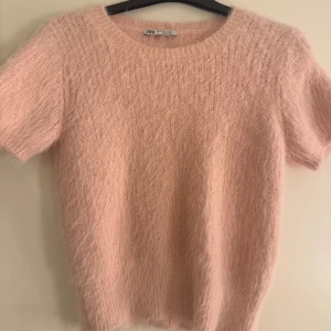 Stickad t-shirt - Säljer min jättefina rosa stickade t-shirt från Zara då jag inte har någon användning av den längre! Storlek M men passar mig som brukar ha XS-S. Skriv för mer bilder💕