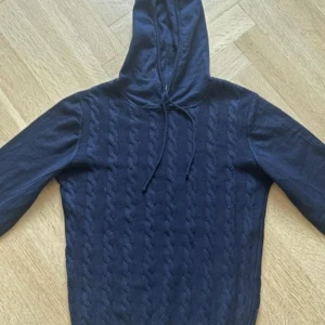 Stenströms stickad hoodie  - Snygg mörkblå stickad hoodie från Stenströms med kabelstickat mönster. 