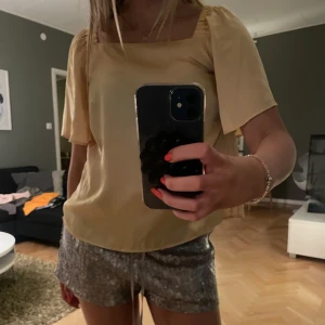 Pastell gul blus - Säljer nu en av mina favvo blusar, så så fin och vårig💛 