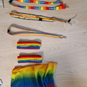 Regnbågsfärgat pannband och halsduk - Jag säljer två pannband, en halsduk och tre nyckelknippan i regnbågens färger