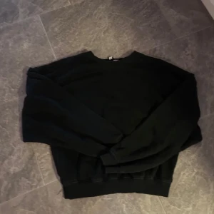 svart croppad sweatshirt - från hm divided, jätteskön, lite croppad och v-formad. har ej hel bild just nu, fråga om du vill ha!