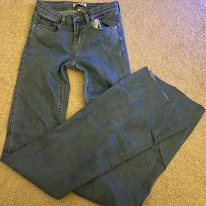 Only tall byxor OANVÄNDA - Bootcut jeans från only, modell TALL, passar mig som har jätte långa ben och är 176. Dem är avklippta men inget som märks av.