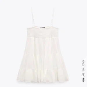 Vit klänning från Zara - Säljer denna söta vita bomullsklänning från Zara, då den är lite kort på mig. Den är perfekt nu till sommaren och är i väldigt gott skick🌺☀️🤍Pris kan diskuteras