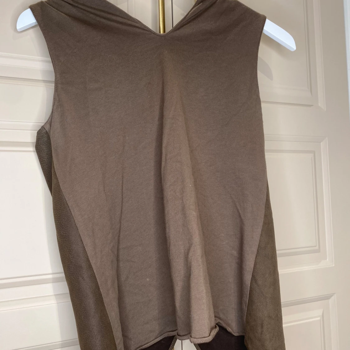 Brun ärmlös klänning med guldkedja - 90