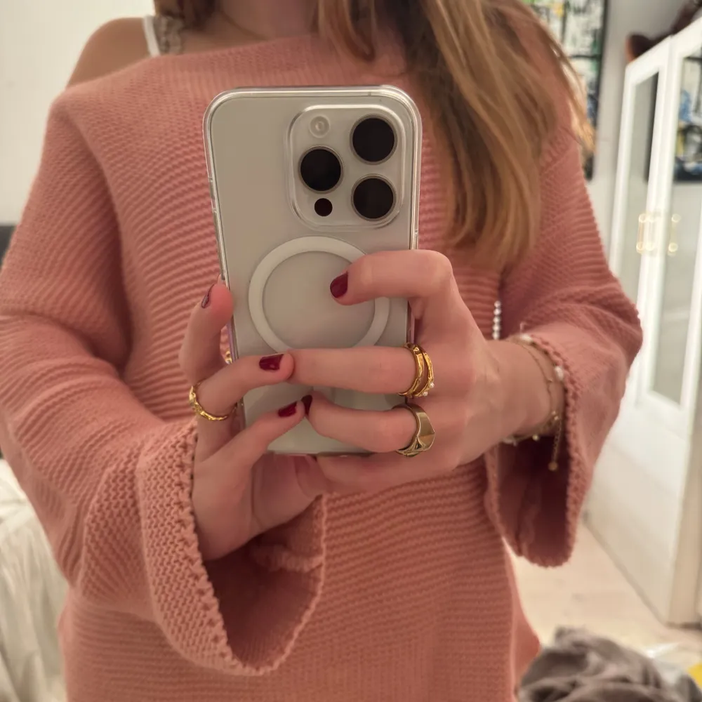 Säljer en mysig rosa stickad tröja med offshoulder-design. Tröjan har en lös passform och långa ärmar. Super fin och mysig, gillar man rosa och oversized är detta perfekt! Tyvärr kommer den ej till användning längre, därav säljer jag❤️❤️. Neuletakit & Villapaidat.
