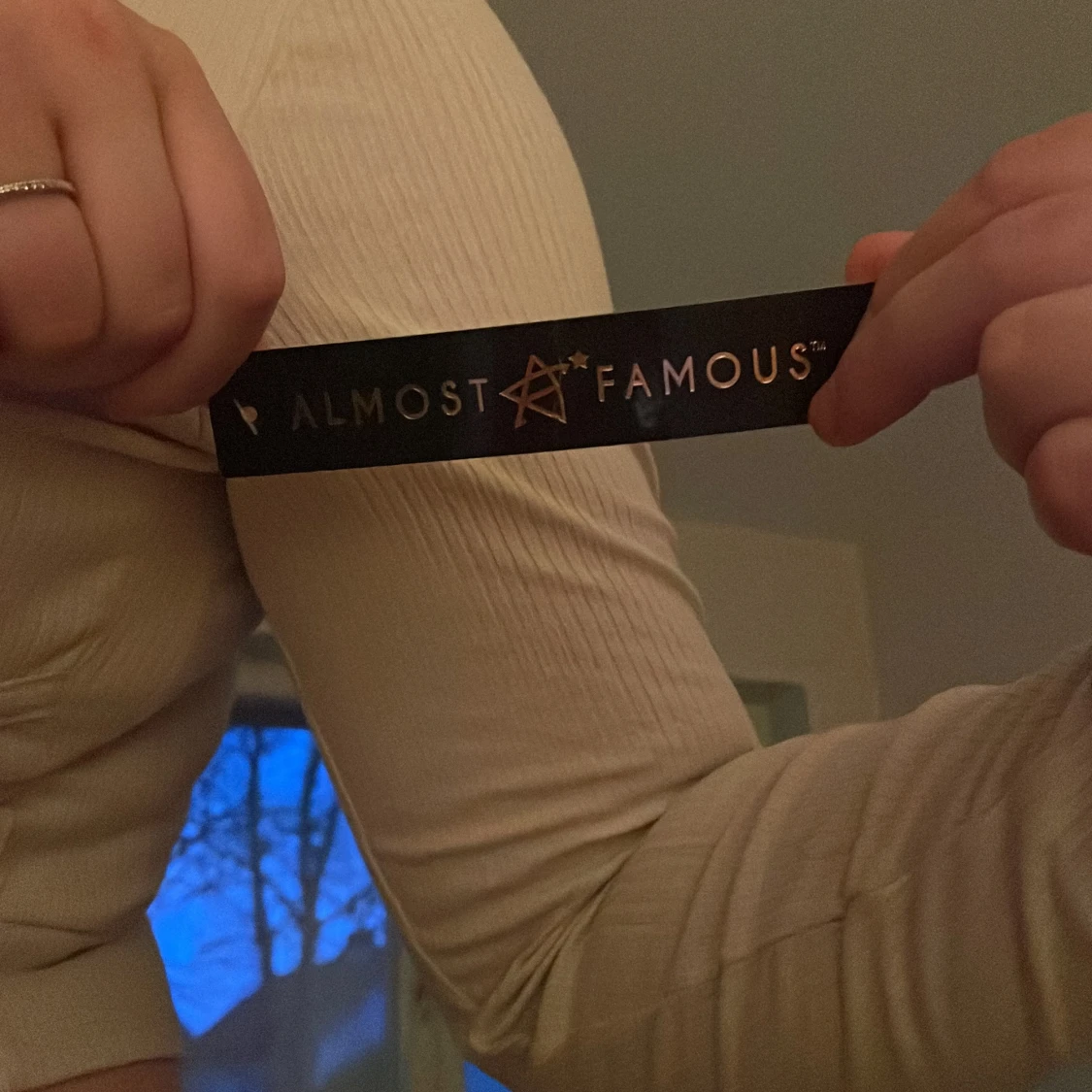 Beige långärmad topp från Almost Famous - 90