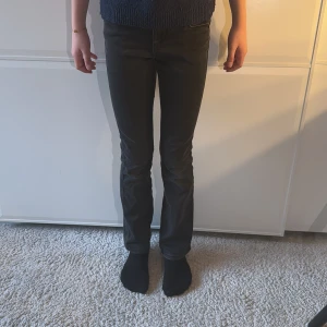 Svarta bootcut jeans - Snygga svarta bootcut jeans med en klassisk passform. Perfekta för en stilren look. De har en smickrande siluett och är ett måste i garderoben.